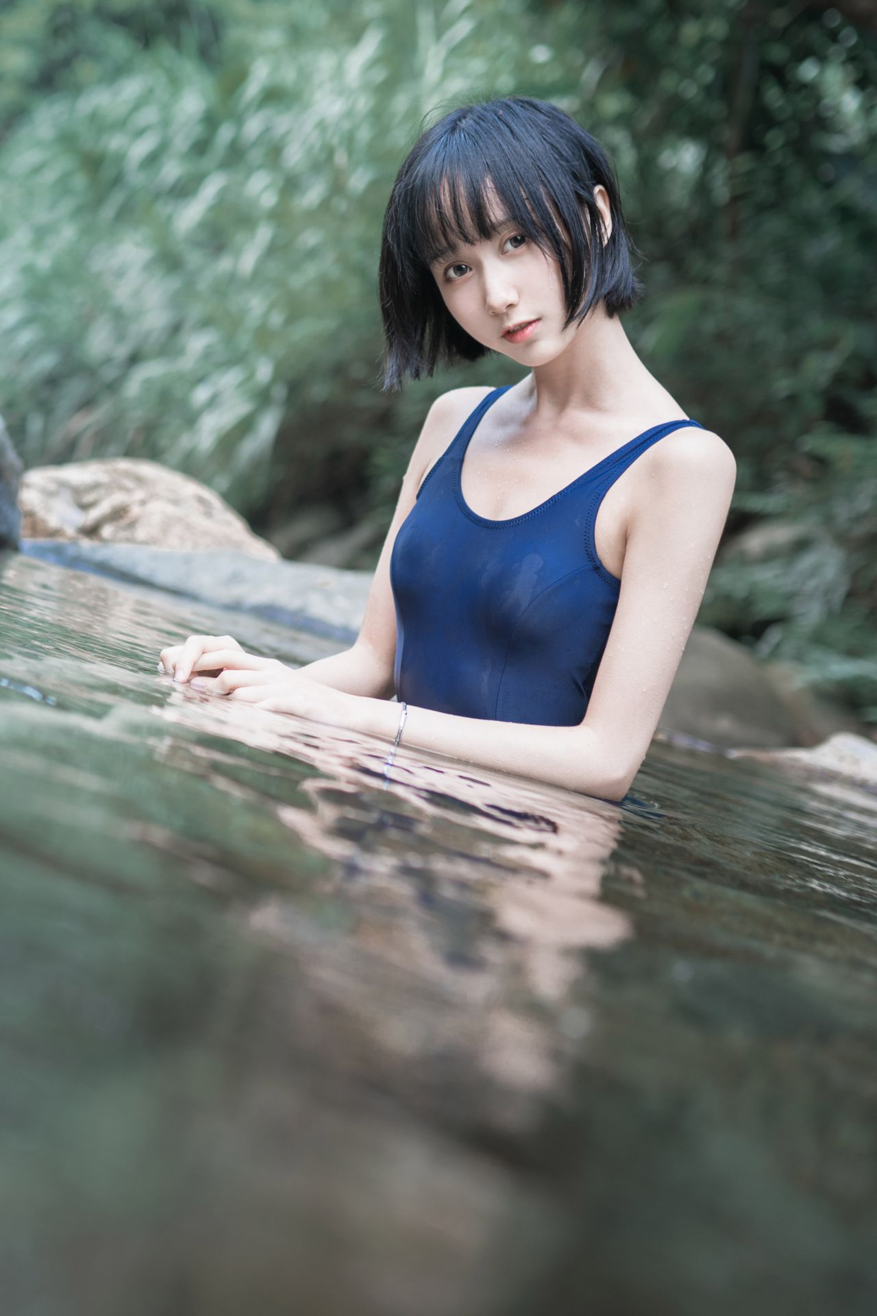美女秀jk野外制服常在河边走哪有不湿脚呀