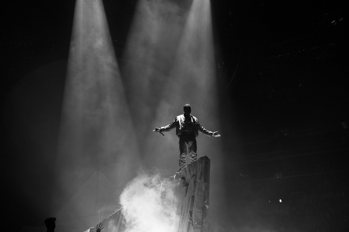 kanye west的 专辑 yeezus 向我们揭露了一个黑暗的ye