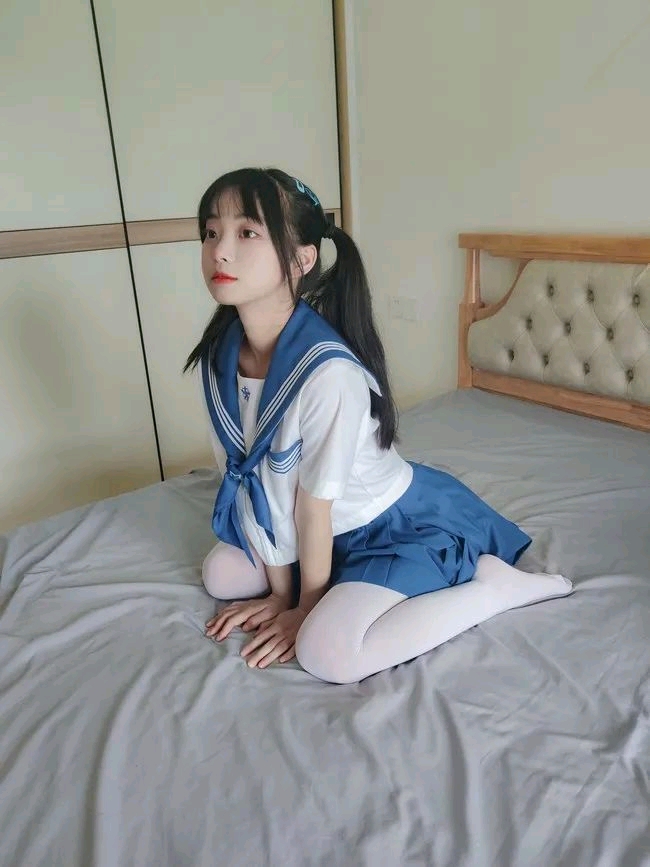 可爱少女水手服白丝过膝写真