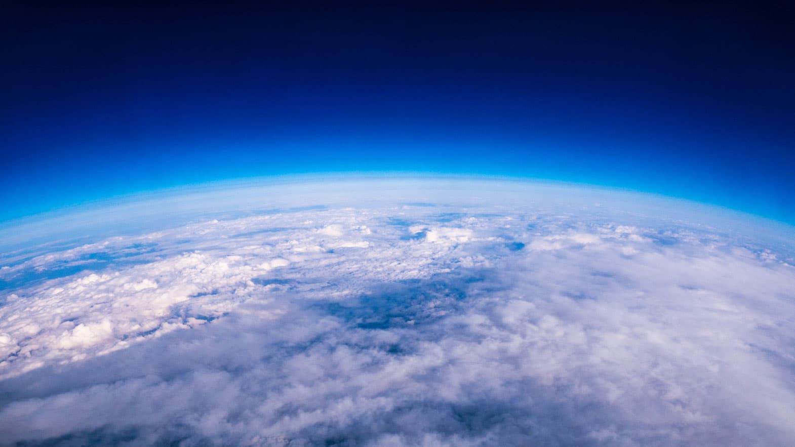 地球每年有10万吨大气逃逸但是大气层为什么至今也没有变薄