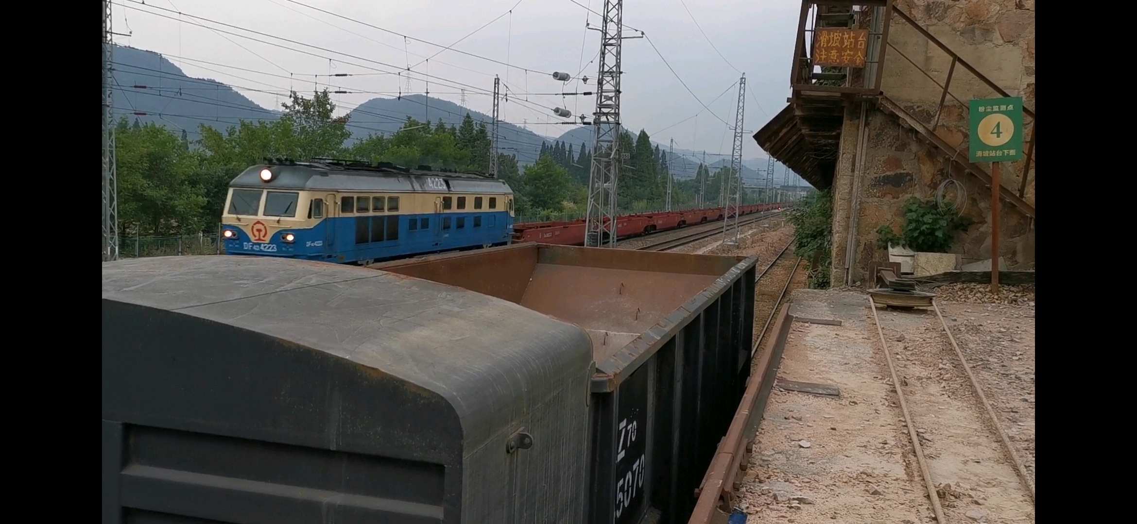 1223次军列过后,df4d4223牵引29502次通过妙西站三道