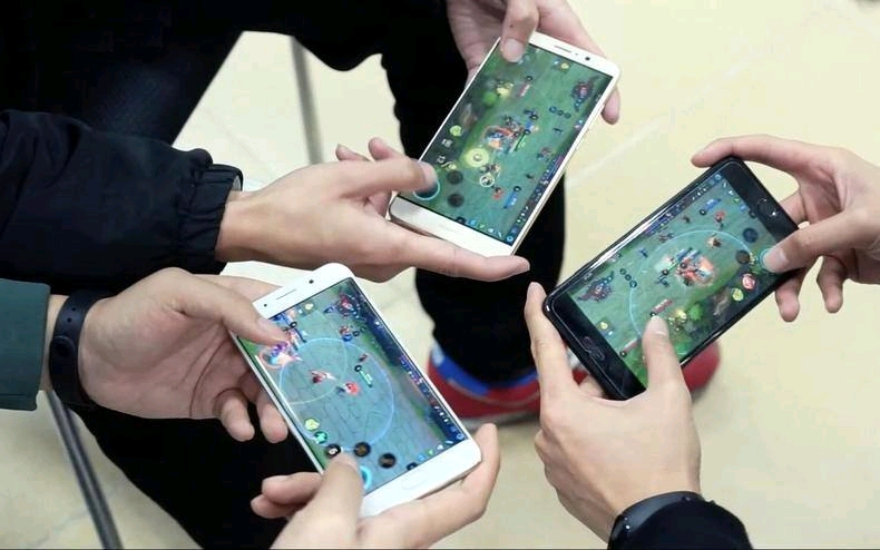 正在玩手机游戏的人.显而易见,玩手机游戏很方便
