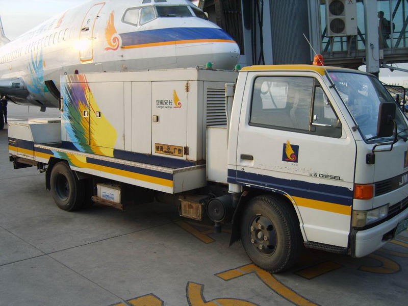 以中型卡车地盘为基础的地面电源车,它正在为海南航空的波音b737-300