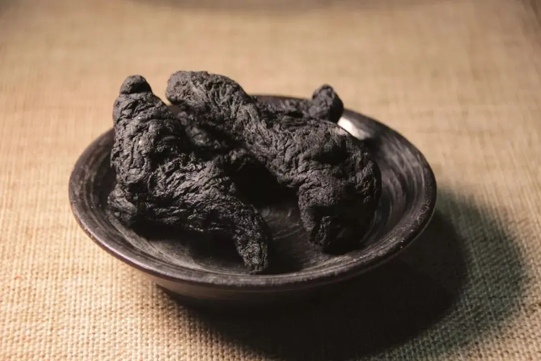 ▲熟地黄经过一番炮制加工之后，三种地黄的性味及功效在我们眼中更加清