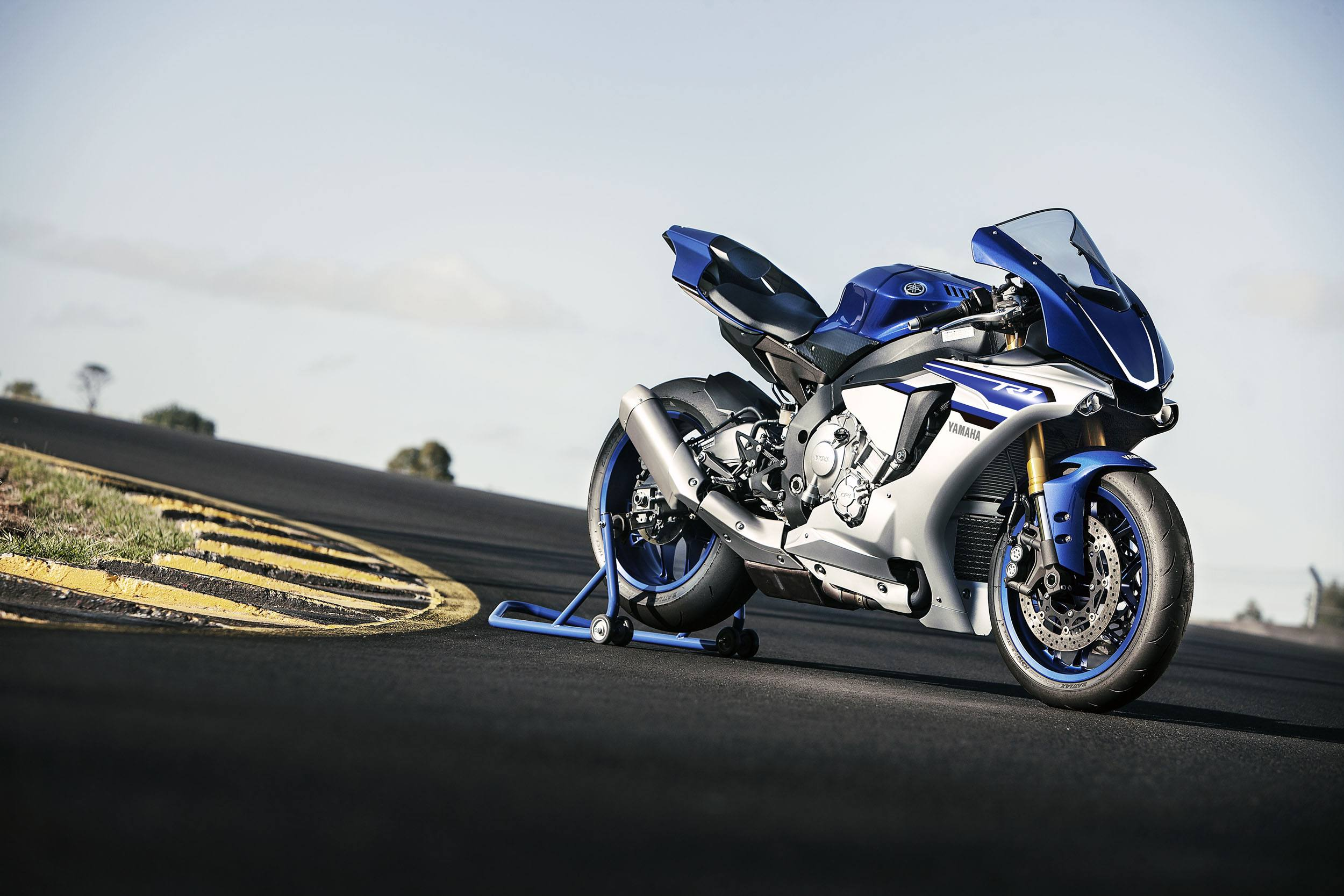 yamaha yzf-r1 二十年来不停转动的热血份子.