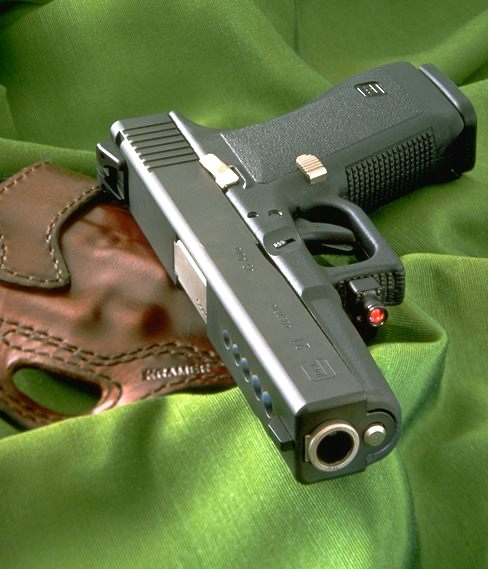 改装过的glock21,在枪管顶部开了5上抑制枪口上跳的泄气孔,并在扳机护