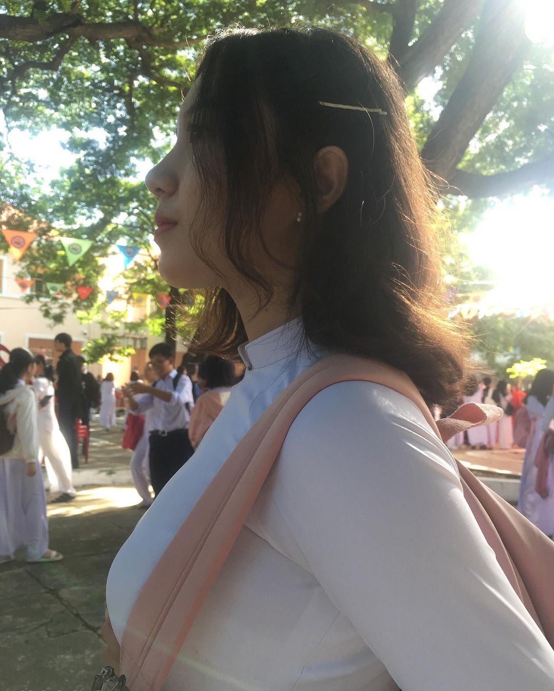 越南高中妹子制服拉紧展现「发育过人的上围」ig:tran