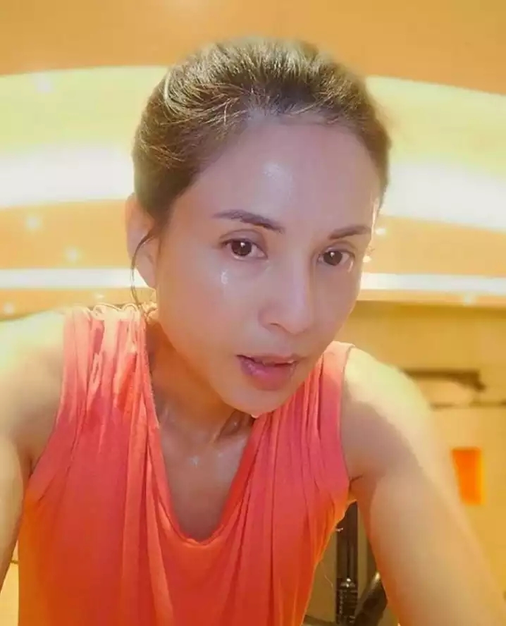 李若彤健身汗如雨下,换完衣服美回小龙女