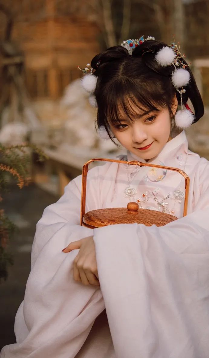 00后女孩吴晨穿汉服,还原四大名著美女,古色古香,令人沉迷!