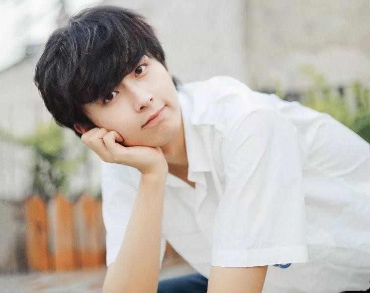 是电竞男神也是风云学长,想跟李歌洋谈一场三百年不分手的恋爱
