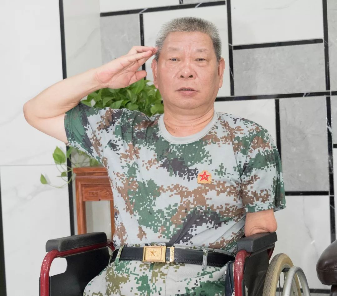 真正的硬汉!他为救战友失去双腿和左手,7次截肢身高84厘米