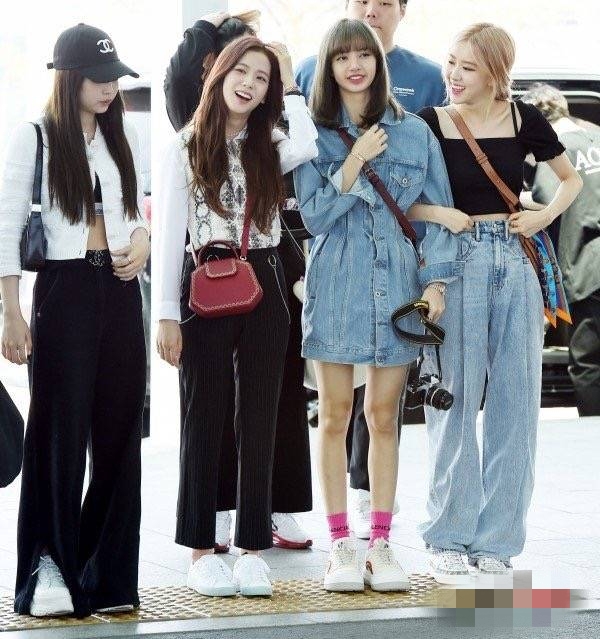 blackpink最新机场秀,智妮彩英露脐装秀小蛮腰,lisa短裙秀美腿