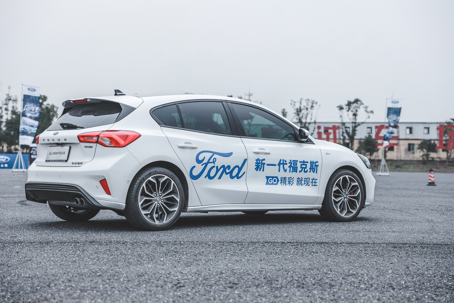 两厢ecoboost180自动st line车型,长/宽/高:4404/1810/1454(mm)