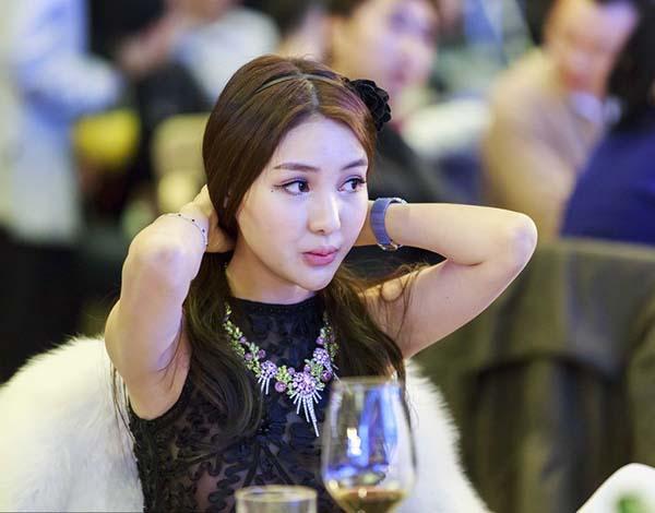 不过郭美美并不是她的原名，她之前的名字叫做郭美玲。在成名之前，郭美