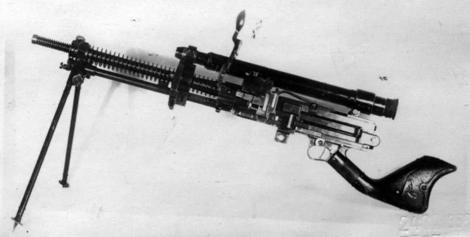 副武器: 91式坦克机枪(歪把子车载版)