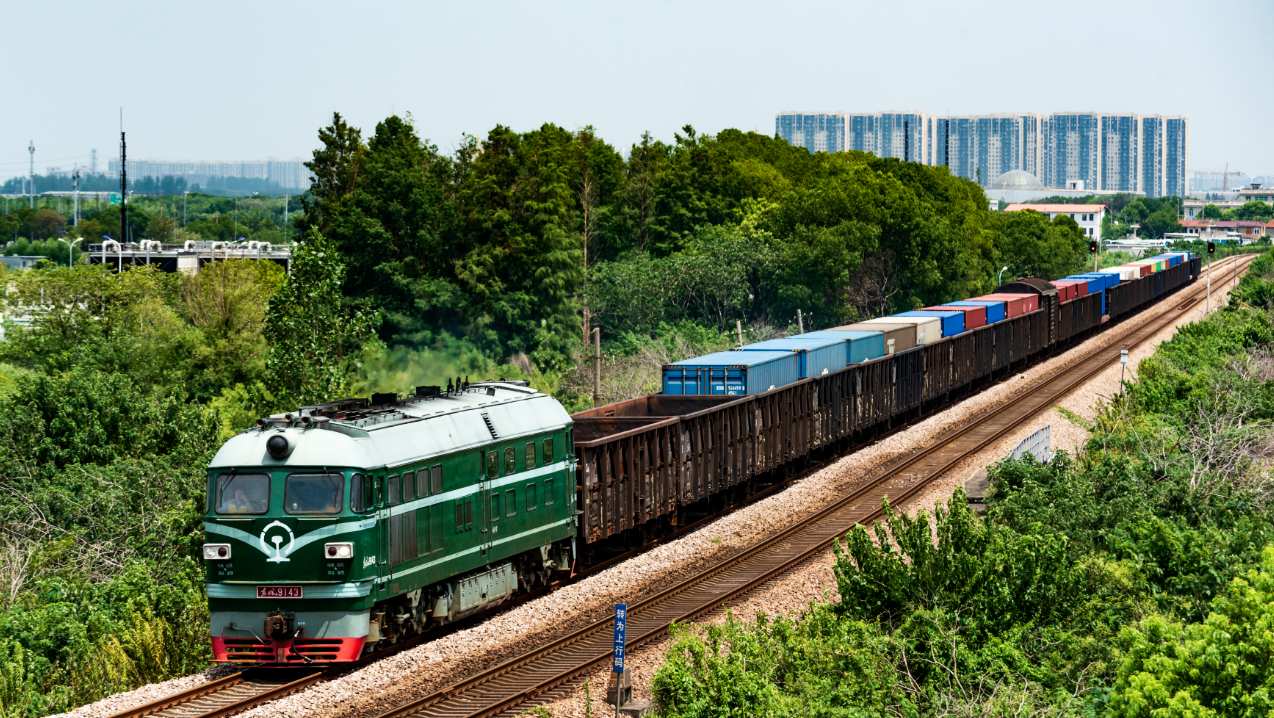 df4b7713回来了,牵引全列jsq6,煞是壮观.