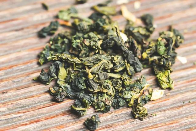 夏天的冷泡茶,开在杯中的花