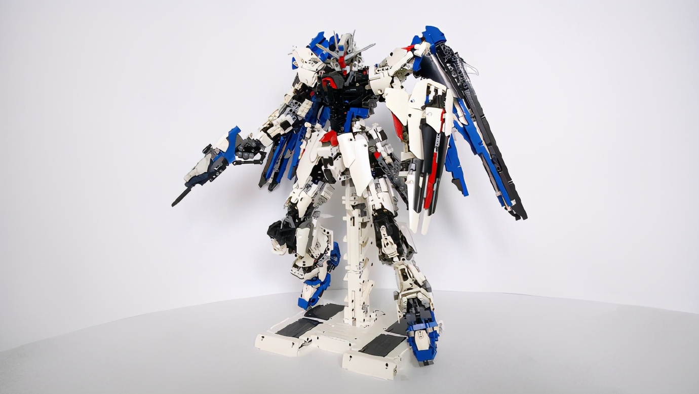 耗时7个月，乐高拼装自由高达模型
