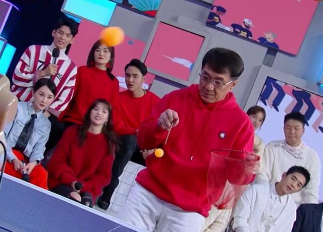 成龙在快乐大本营里玩游戏,夹住了跳跃中的乒乓球