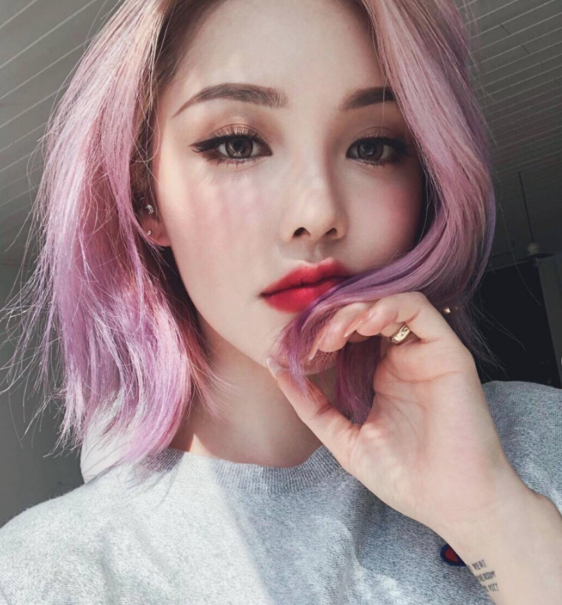 在了头发上~美滋滋~ 这是个偏暖色调的发色,可以把你的蜜桃色,西柚色