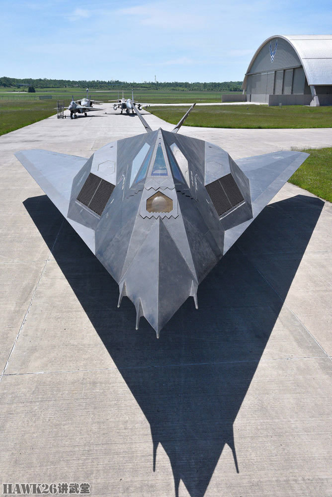 莱特-帕特森空军基地内的美国空军国家博物馆收藏的"二号舰".