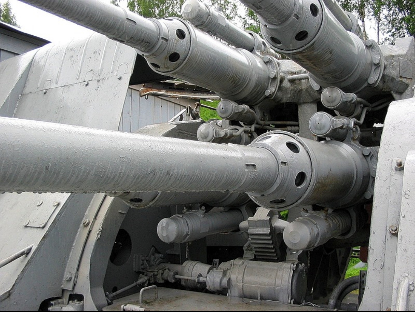 四联装57毫米zif-75高平两用舰炮局部特写