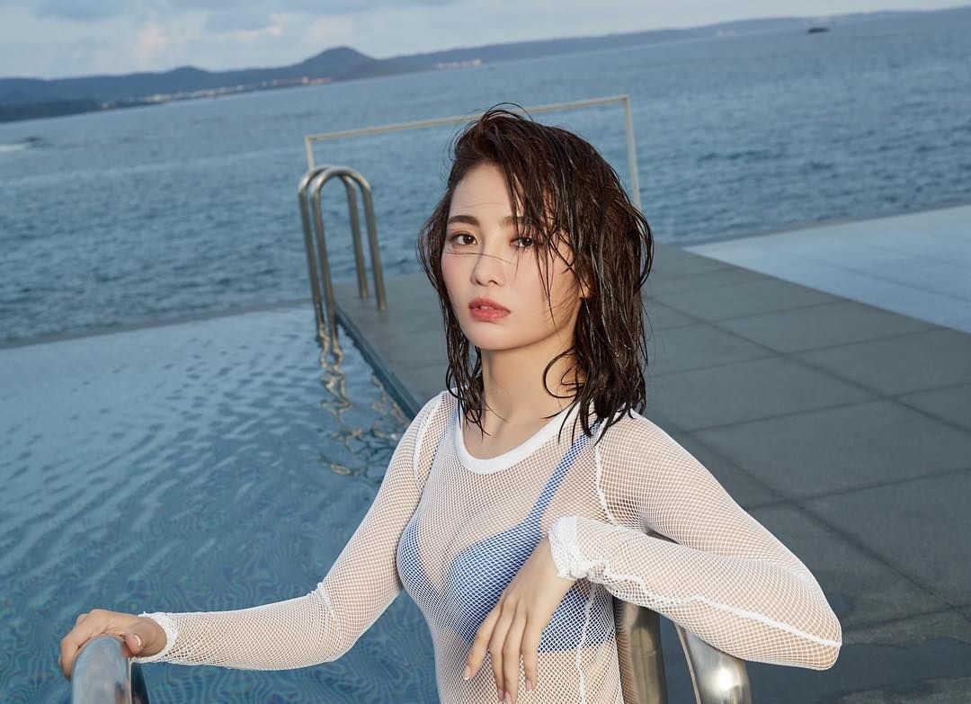 舒子晨穿洞洞装晒事业线、火辣身材全都露!