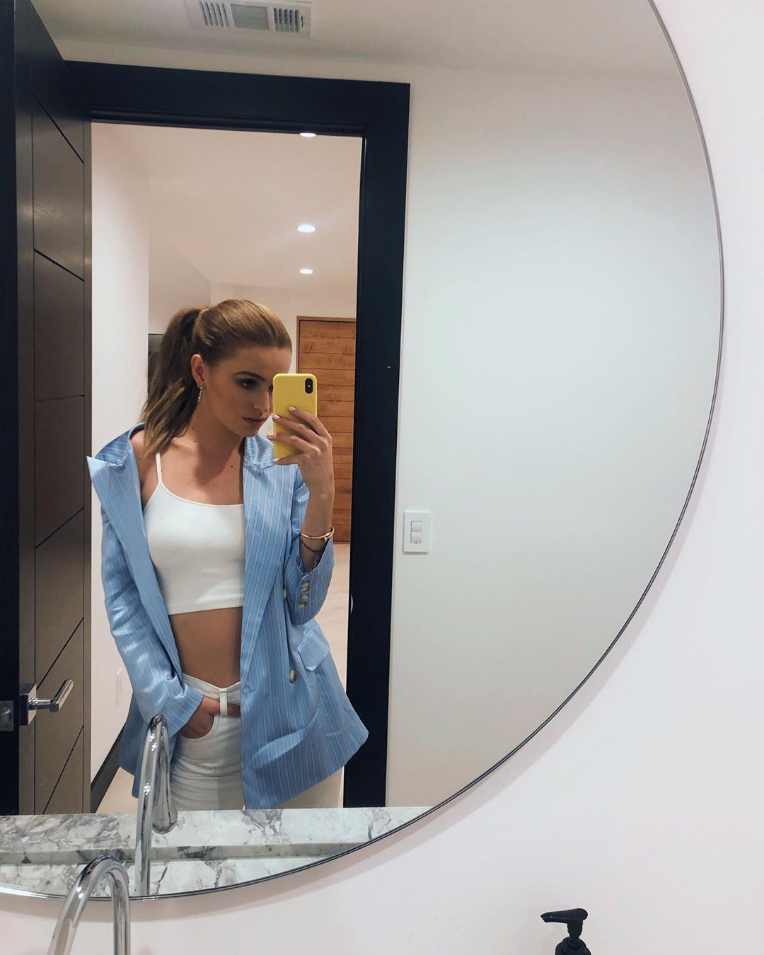今天给大家分享的一个小姐姐是 雄鹿队老板的女儿malloryedens,也是