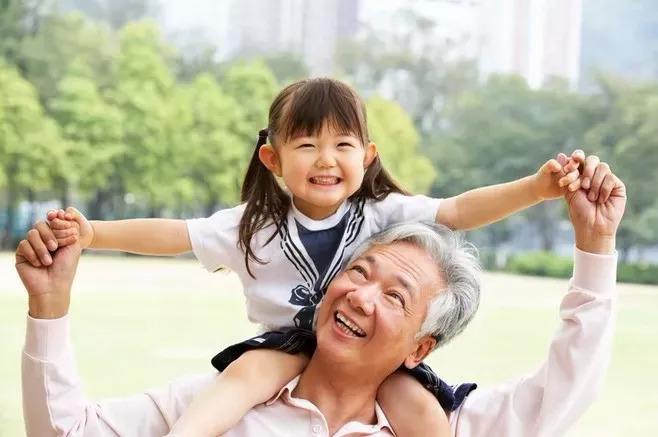 为什么老年人患灰指甲的概率较高老人患了灰指甲能带孩子吗那么该怎么