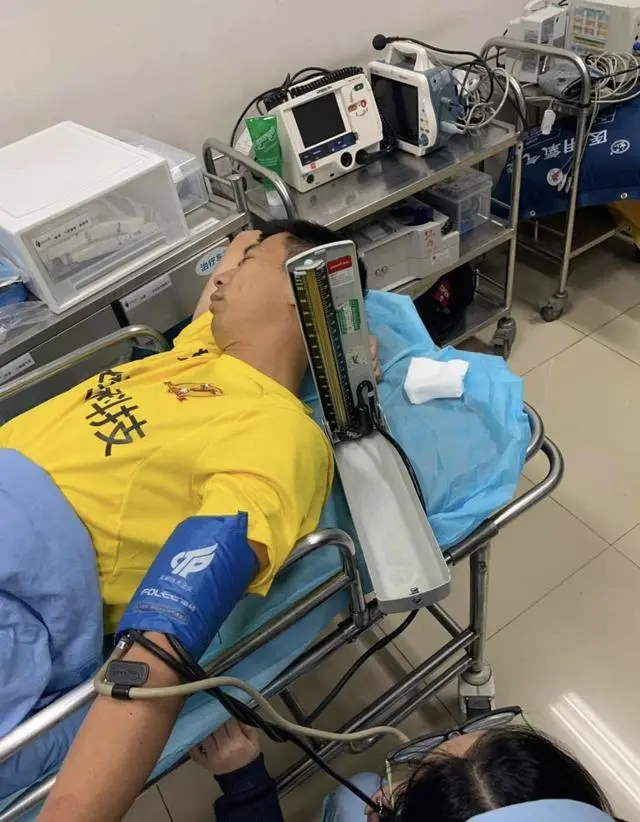 球场暴力屡禁不止！恶意犯规再现中乙联赛，肘击或将对方球员致残