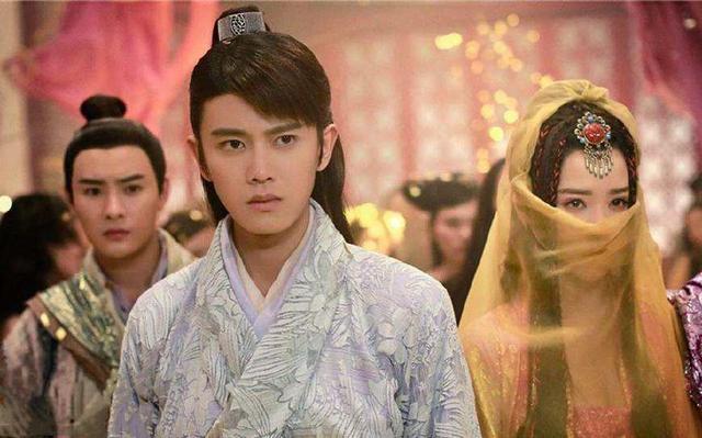 "任嘉伦身上天生带着一股运动员的韧劲儿,在演戏方面毕竟不是科班