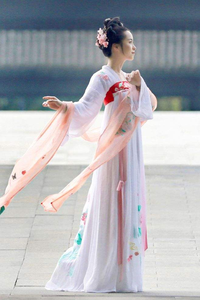 生活 日常 古代齐胸襦裙是怎么穿的,难道古人也要勒紧吗 唐代的襦裙装