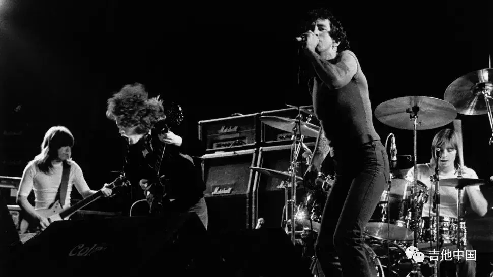 摇滚历史回顾 | 传奇乐队 ac/dc 的名字是怎么来的