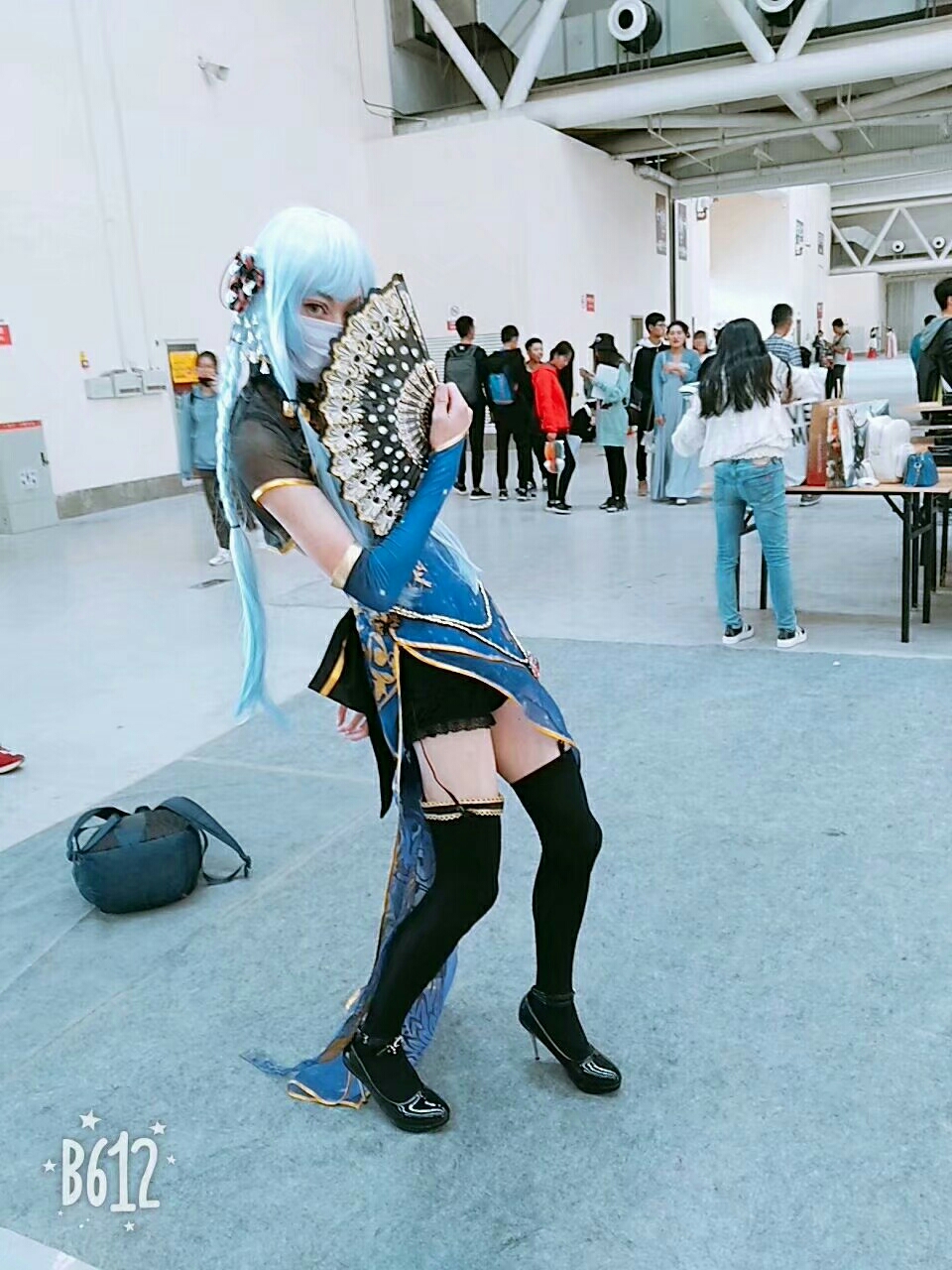 向女装大佬低头