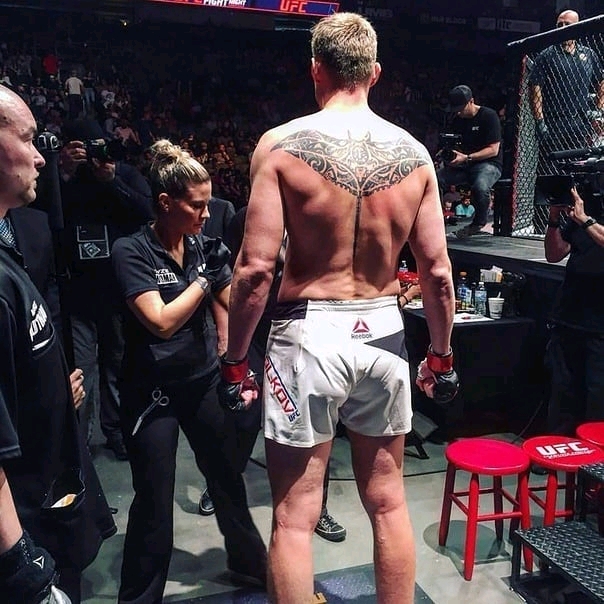 ufc重量级选手二楼亚历山大沃尔科夫ins照片自取