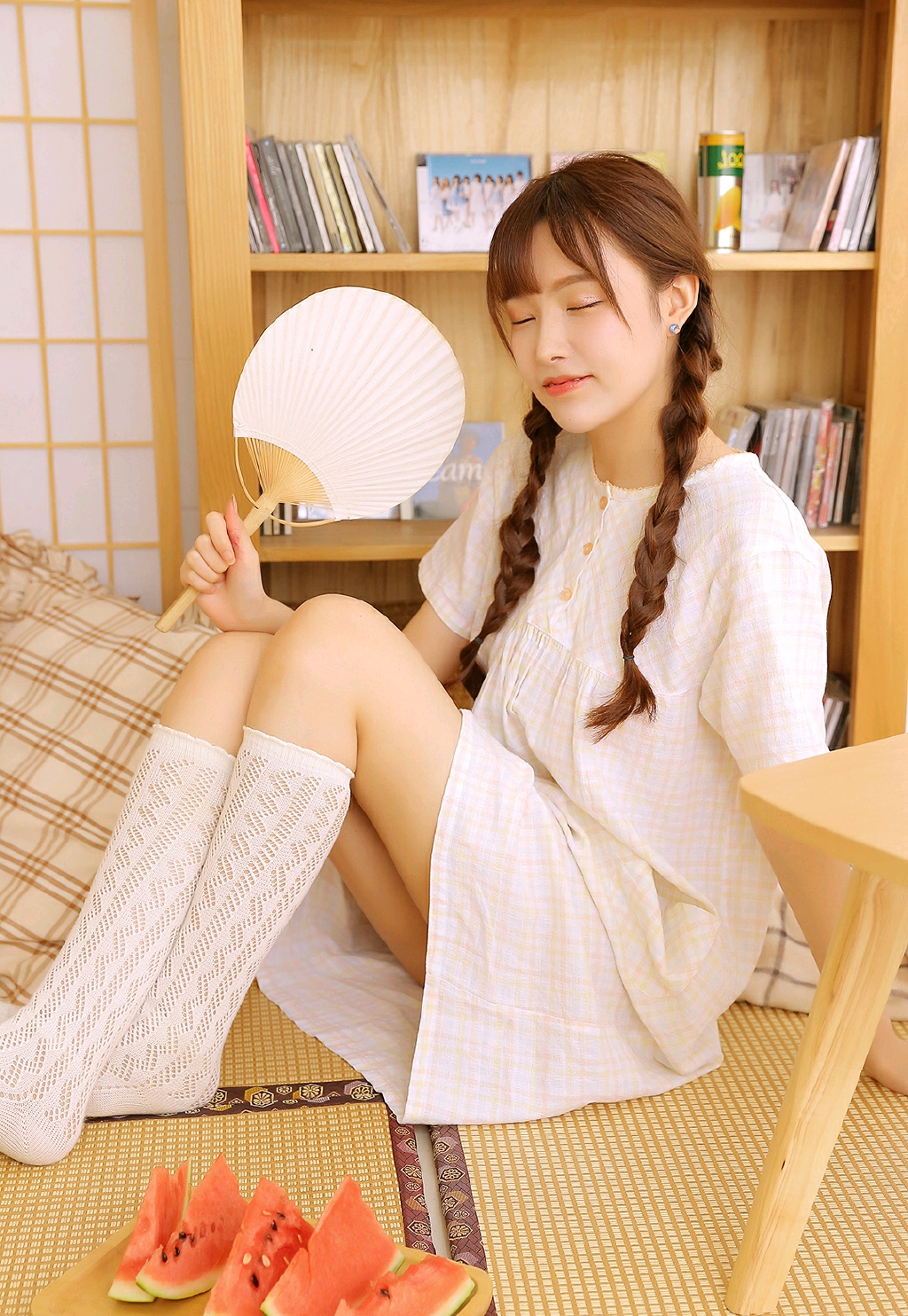 清纯妹子私房吃西瓜可爱写真,艺校美女吊带舞蹈服清纯