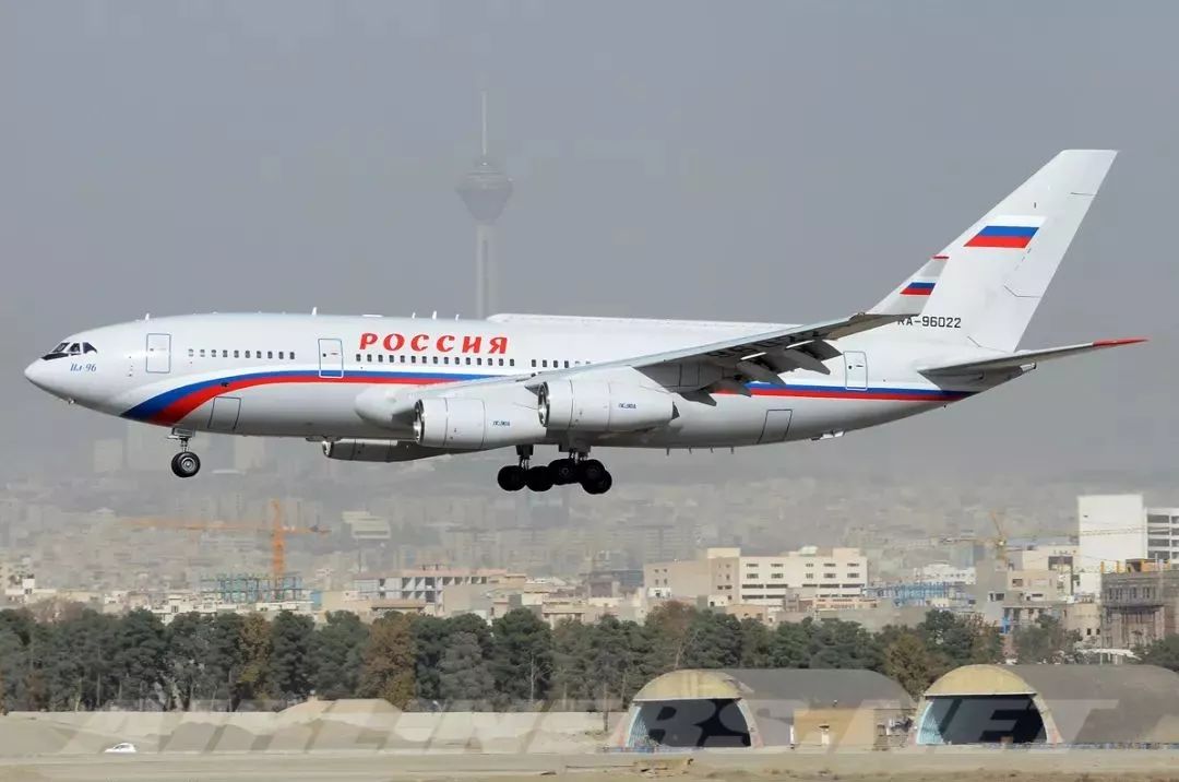 伊尔-96,机身上是俄文的"俄罗斯"