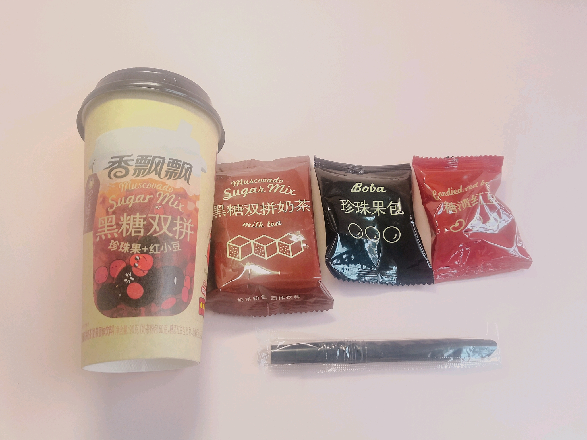 里面配有奶茶包,珍珠包和红豆包 用85度的热水冲泡就可以啦!