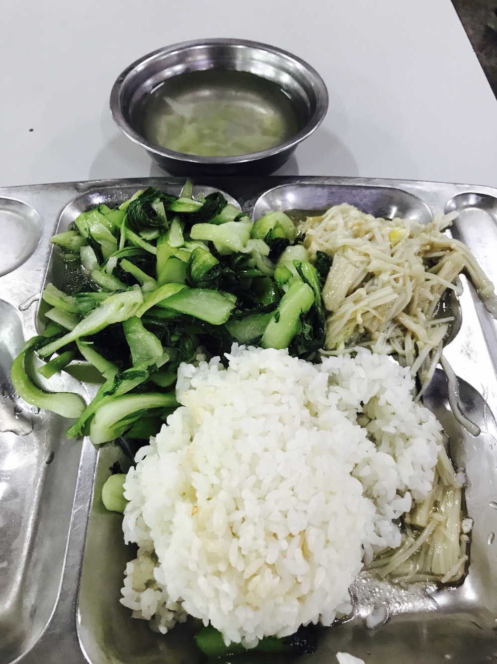 午餐:米饭,炒青菜,金针菇炒鸡蛋