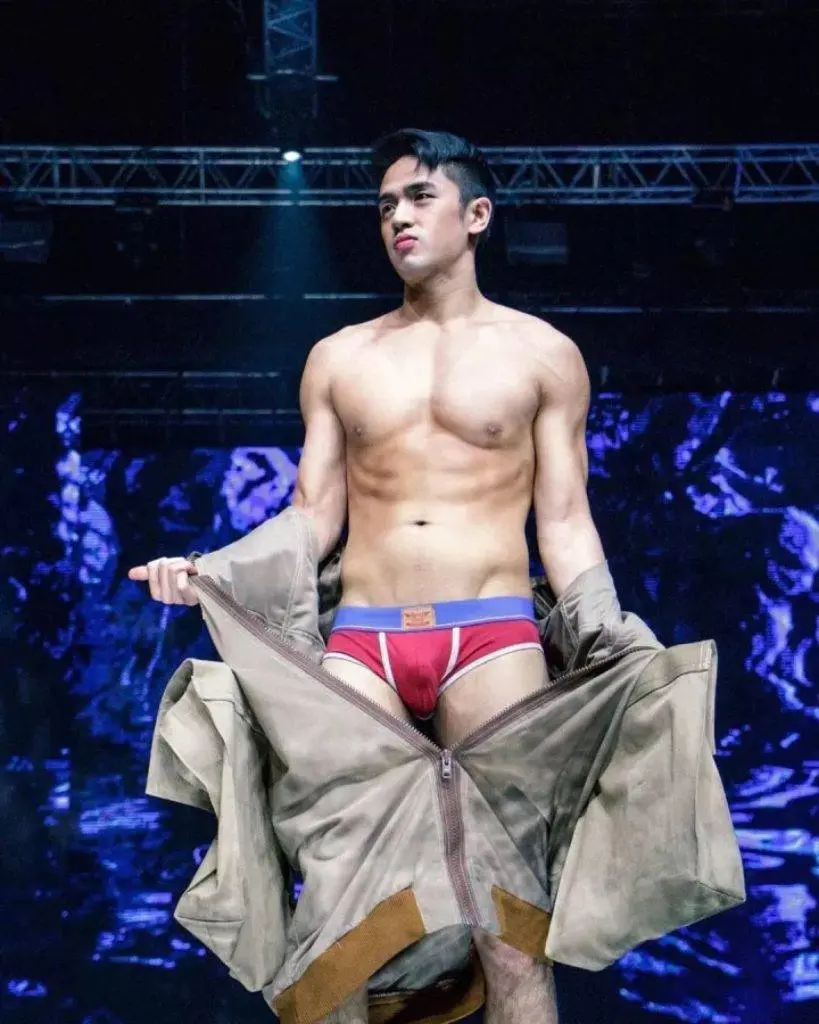 男版维密?这个小哥在这场内裤秀中一脱成名!