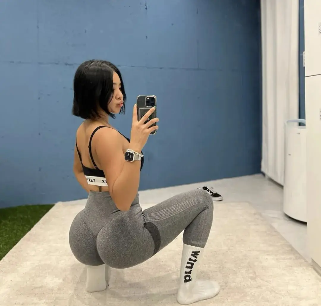 顶不住了！蜂腰长腿「最强美臀」狂秀球鞋！网友：馋她的鞋……