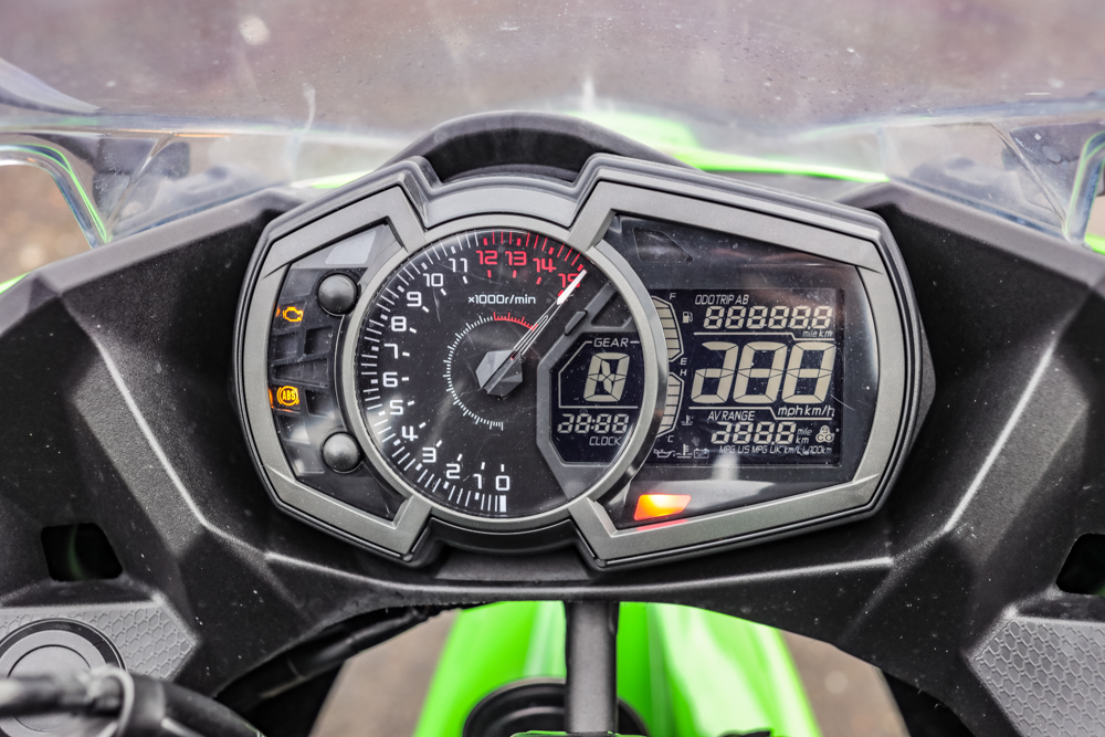 ninja 400则沿用ninja 650类比与数位并存的仪表板,乍听之下好像r3略