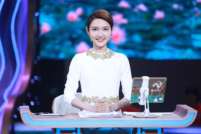 龙洋凭啥取代央视一姐位置?董卿不再沉默