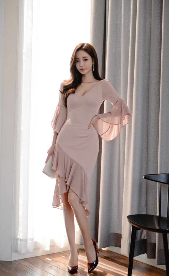 孙允珠写真:落日情迷芋茶色人鱼斜衩礼裙