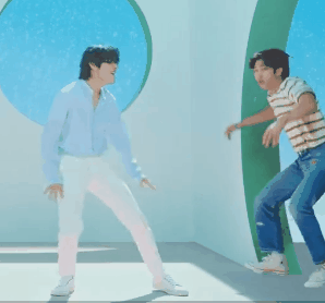 经此一事,唐沁星也强心脏了不少,戴着假面跑行程;面对谩骂