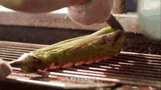 准时开摊,三种食材亲密接触之后,换来的可是堪比肉质的肥美茄子(『)