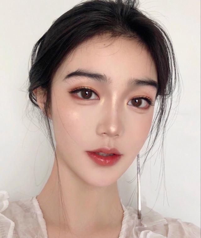 或者看着你眼睛上贴的那东西,然后帮你撕下来,一脸嫌弃的对你说