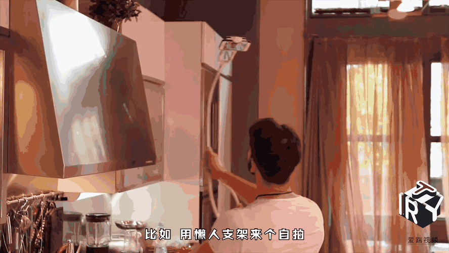 当老黄成功地避开了8块石头和7棵树,带着摄影素材满载而归后.