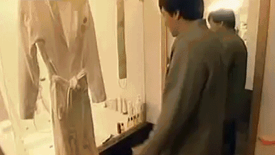 gif 训练场旁边是一个洗浴间,略显缮莼 .