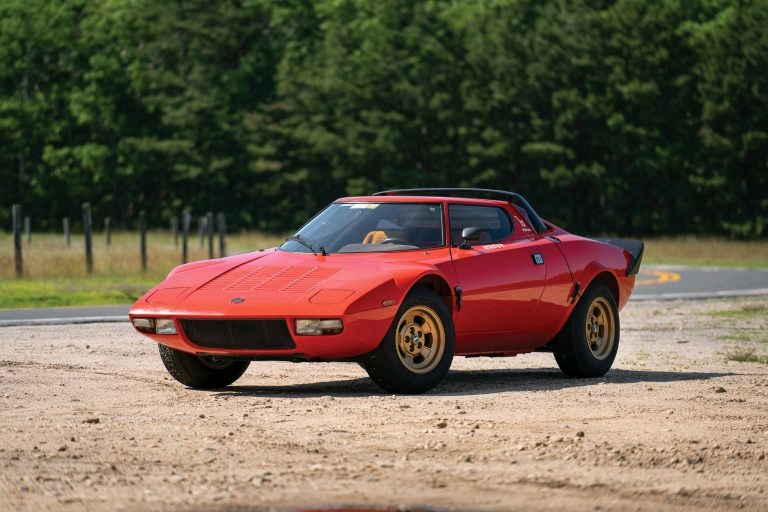 天王遥驾驶蓝旗亚stratos hf stradale 1973款拉着迈克 格兰特去富士